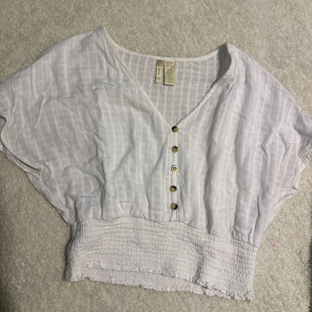 white v neck top with scrunch at the bottom